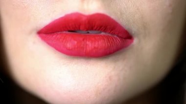 Kız yakın çekim, kırmızı ruj dudakları, baştan çıkarıcı parlak bir gülümseme bile bembeyaz dişler kırmızı ruj, bir kadın gülümsüyor bulaşmış