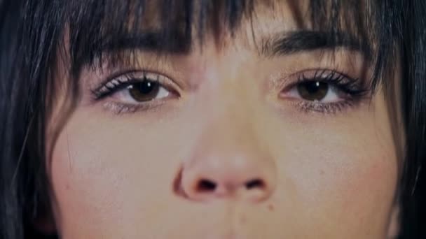 The tired languid look of a girl who is unhappy with life, the girl is tired of her husband and that reads in her eyes, beautiful brown eyes, the tortured look of a young woman — Stock Video