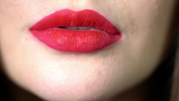 Sonrisa seductora brillante de la niña de cerca, lápiz labial rojo en los labios, blanco como la nieve, incluso los dientes untados con lápiz labial rojo, una mujer sonríe — Vídeos de Stock