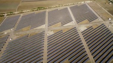 Hava güneş panelleri güneş panelleri, modern yeşil enerji teknoloji, Silikon Vadisi enerji, üzerinde uçan uçak tamamen açık bir alanda çekim güneş enerji aynada yansıyan