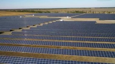 Hava güneş panelleri güneş panelleri, modern yeşil enerji teknoloji, Silikon Vadisi enerji, üzerinde uçan uçak tamamen açık bir alanda çekim güneş enerji aynada yansıyan