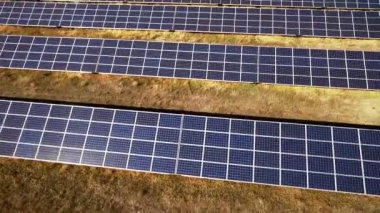 Hava güneş panelleri güneş panelleri, modern yeşil enerji teknoloji, Silikon Vadisi enerji, üzerinde uçan uçak tamamen açık bir alanda çekim güneş enerji aynada yansıyan