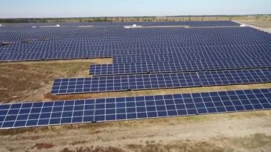 Hava güneş panelleri güneş panelleri, modern yeşil enerji teknoloji, Silikon Vadisi enerji, üzerinde uçan uçak tamamen açık bir alanda çekim güneş enerji aynada yansıyan