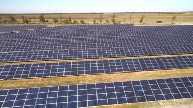 Hava güneş panelleri güneş panelleri, modern yeşil enerji teknoloji, Silikon Vadisi enerji, üzerinde uçan uçak tamamen açık bir alanda çekim güneş enerji aynada yansıyan