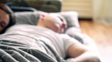 Genç bir çift yatakta mışıl mışıl uyuyor. esmer kız kocasını rüyada hugs, sabah ışık yatak, aile uyur, koca karısını omzuna, sabah erken tutar