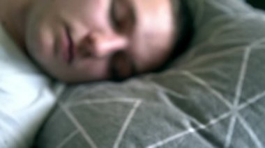 Genç bir çift yatakta mışıl mışıl uyuyor. esmer kız kocasını rüyada hugs, sabah ışık yatak, aile uyur, koca karısını omzuna, sabah erken tutar