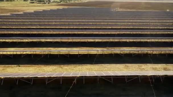 Disparo aéreo de paneles solares en un amplio campo abierto, aviones no tripulados volando sobre paneles solares, tecnología moderna de energía verde, energía del valle del silicio, el sol reflejado en los espejos de energía — Vídeos de Stock