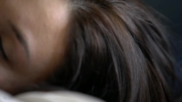 Γυναίκα πρόσωπο, νεαρή γυναίκα στον ύπνο, γκρο πλαν, χωρίς μακιγιάζ — Αρχείο Βίντεο
