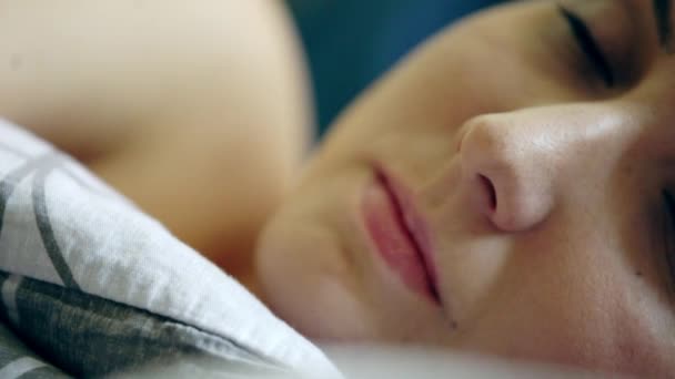 Nő arcát, fiatal nő alszik, közelkép, nem smink — Stock videók
