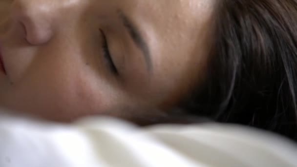 Nő arcát, fiatal nő alszik, közelkép, nem smink — Stock videók