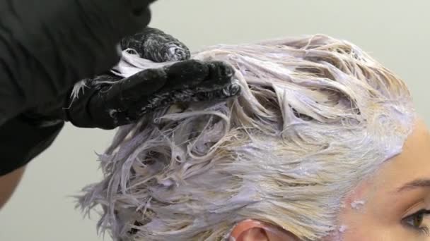 Парикмахер Крашеные волосы молодой красивой женщины, медленное движение — стоковое видео