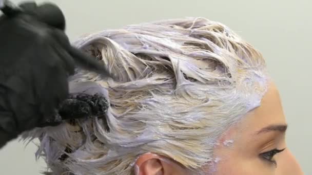 Парикмахер Крашеные волосы молодой красивой женщины, медленное движение — стоковое видео