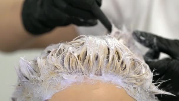 Забарвлення волосся, повільний рух, Крупний план, Блондинки — стокове відео