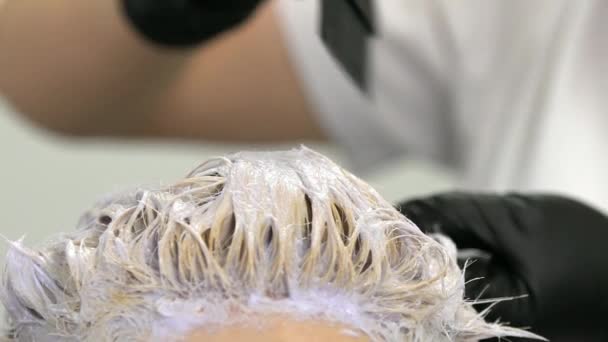 Barvení vlasů, pomalý pohyb, zavřít, Blondýna — Stock video