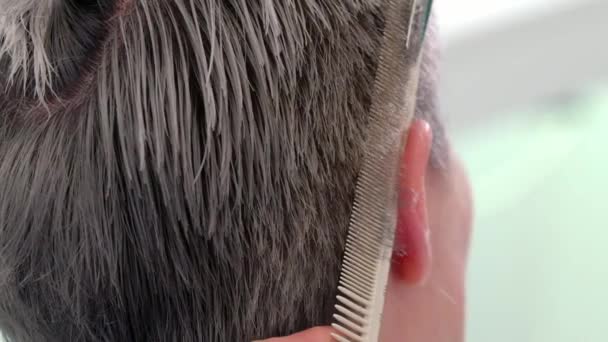 Slow motion lose up Shot haircuts with sissors — Stock Video