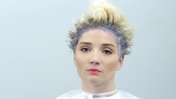 Niesamowity model oczekuje, fryzjer, aby kontynuować malowanie włosów — Wideo stockowe