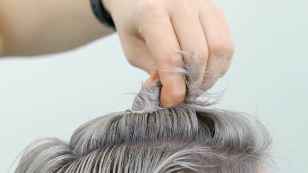 Демонстрация замедленной картины волос Крупный план — стоковое видео