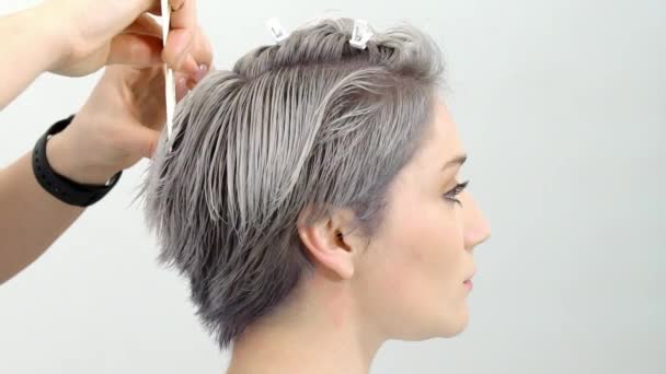 Mostrar cortes de pelo usando peines Primer plano en cámara lenta — Vídeo de stock