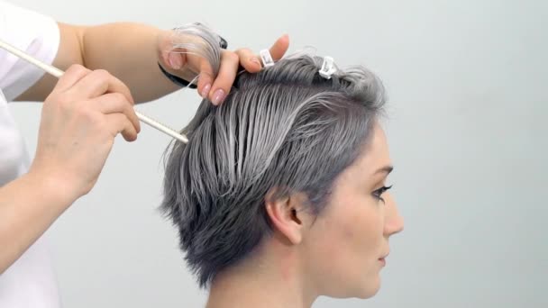Mostrar cortes de pelo usando peines Primer plano en cámara lenta — Vídeo de stock