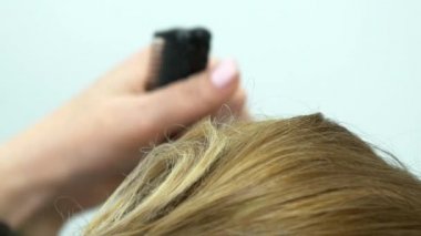 Salonların düzeltir elle, ağır çekim bitmiş saç modeli, Görünümü Kapat