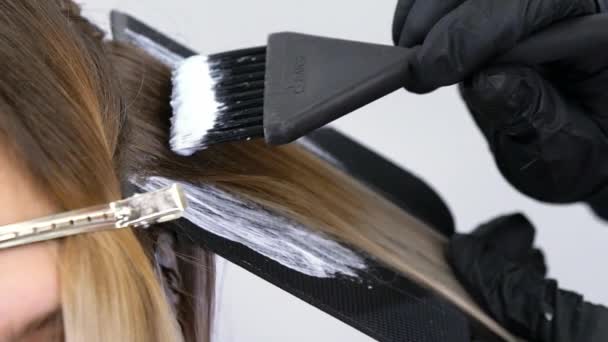 Tingimento de cabelo usando almofada de barbeiro, câmera lenta, vista de perto — Vídeo de Stock