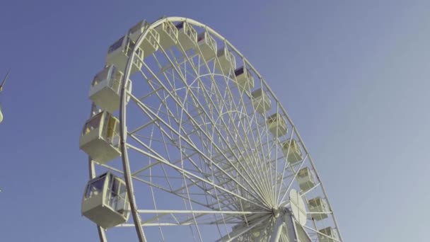 Weißes Riesenrad in der Altstadt — Stockvideo