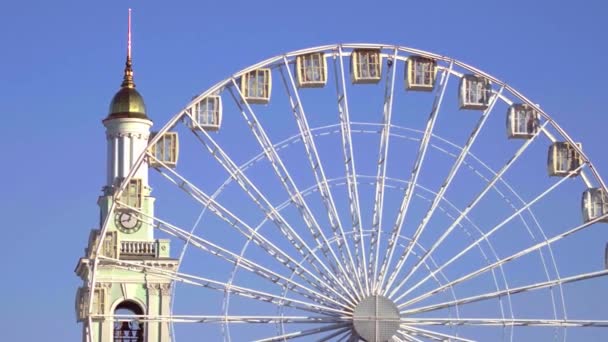 Das schöne Riesenrad steht monumental — Stockvideo