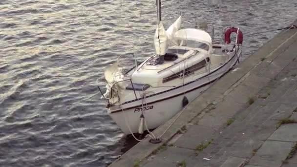 Little Yacht Horgonyzott a város mólón Kijev, Ukrajna-augusztus 26 2019 — Stock videók