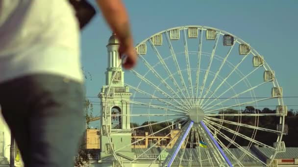 Dos amigos caminando en el centro de la ciudad, Kiev, Ucrania - 26 de agosto de 2019 — Vídeo de stock