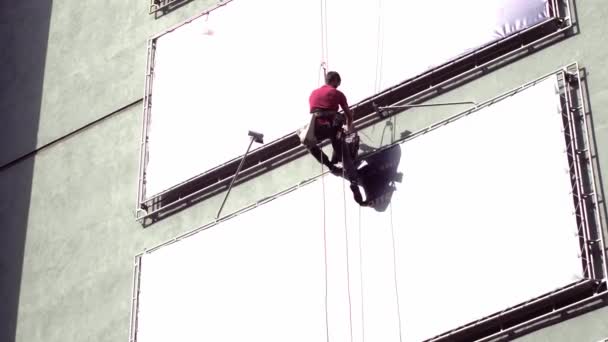 Industrial Climber Serve cartelloni pubblicitari Kiev, Ucraina - 26 agosto 2019 — Video Stock