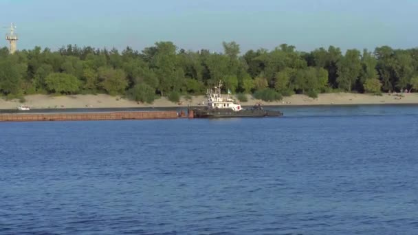 Cargo Tug Moores a Barge a City River Kijev, Ukrajna-augusztus 26 2019 — Stock videók