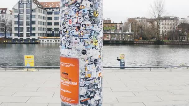 Štítky na zeď Lamppost Berlín, Německo-leden 28 2019 — Stock video