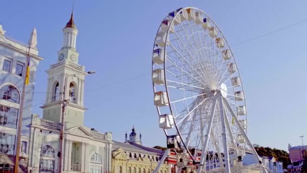 Gyönyörű fehér Ferris Wheel Kijev, Ukrajna-augusztus 26 2019 — Stock videók