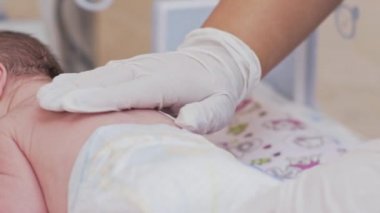 Doktor Yenidoğan için masaj yapıyor