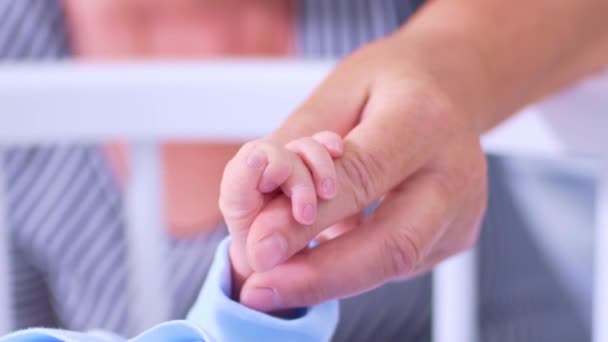 Mom Holds Bayi yang baru lahir Tangan — Stok Video