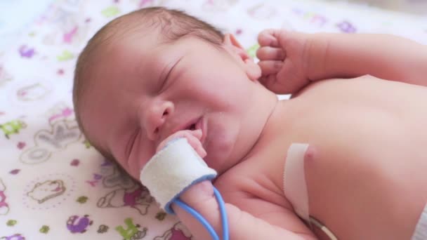 Κοντινό κομμάτι ενός κοιμισμένα νεογέννητου — Αρχείο Βίντεο