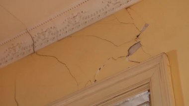 Apartman duvarındaki çatlaklar