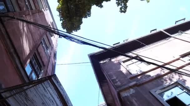 Casas velhas no pátio velho — Vídeo de Stock