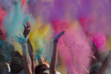 Festival Holi. Kitle olay, toz renkli. Yükseltilmiş eller yukarı