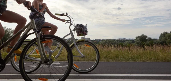 Два Велосипеда Дороге Девушки Ездят Велосипедах — стоковое фото