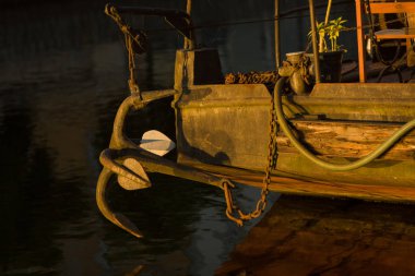 Eski çapa gemi. Aanchor su ve gemi arka plan üzerinde.