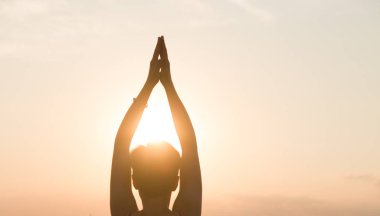 Genç atletik kadın pratik yoga. Meditasyon ve gün batımında pratiği yoga.