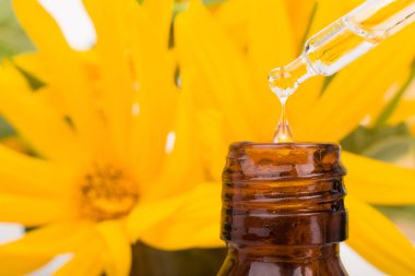 Uçucu yağ Dropper düşen bırak. Damlalık esans şişesi üzerinde.