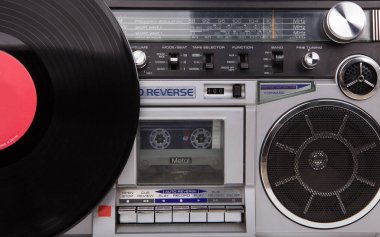 Retro Getto blaster ve vinil - vintage. Şık retro boombox ve vinil.