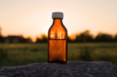 Doğal Telafiler, aromaterapi - şişe. Bitkisel ilaç ya da aromaterapi.