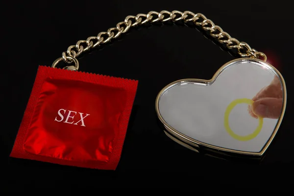 Hjärta Och Kondom Alla Hjärtans Dag Säker Sex Kärlek Säkerhet — Stockfoto