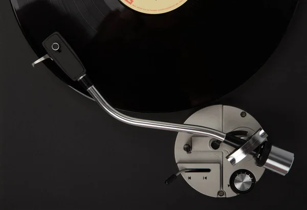 Vintage platenspeler met vinyl schijf, close-up. — Stockfoto