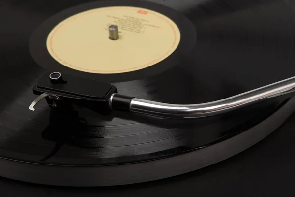 Giradiscos, vinilo negro con aguja en el disco . — Foto de Stock