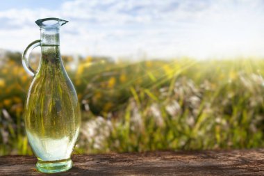 Arka planda taze meyve suyu var.