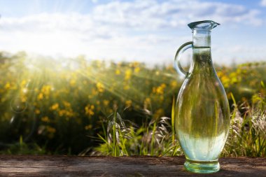 Doğanın arka planına karşı sağlıklı ve doğal bir içecek.